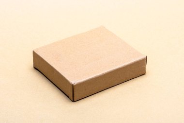 Ambalaj, nakliye, hediye ve teslimat kavramlarını temsil eden kahverengi karton kutu, e-ticaret, çevrimiçi alışveriş ve markalaşma için kopya alanı olan lojistik temalar için idealdir.