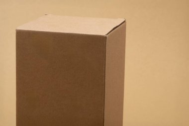 Hafif arkaplanda karton kutu, nakliyeyi, taşınmayı ve ambalajı temsil eder, içeriği hakkında bir gizem yaratır ya da yeni bir satın alma işlemini temsil eder.