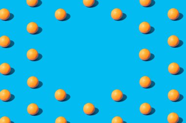 Mavi arka planda taze turuncu renkli meyve deseni. Yukarıdan bakınca. Düz yatıyordu