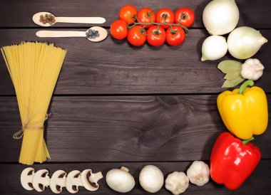 Bir dizi makarna için İtalyan tarifi için malzemeler: spagetti, mantar, domates, soğan, sarımsak, biber, baharat, zeytin arka plan siyah rustik masada