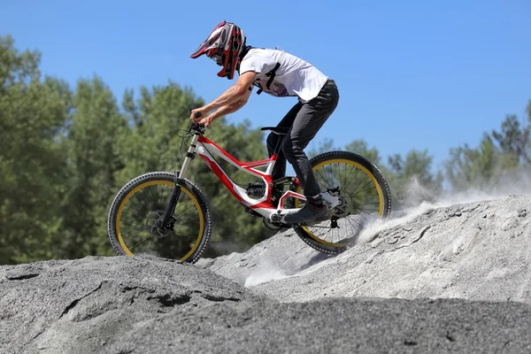 Sportler in Sportbekleidung mit dem Mountainbike auf dem Steinweg — Stockfoto