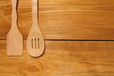 Tahta kaşık ve yiyecek ya da Restoran menü tasarımı metin reklam için boş alan ile vintage kahverengi panoları bir panelde yalan mutfak spatula bileşimi.