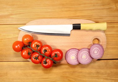 Eski bir rustik tablonun arka plan üzerinde bir kesme tahtası üzerinde yalan taze sebze ve şefin bıçak, bir dizi bileşimi. Bir yemek tarifi veya menü tasarlamak için