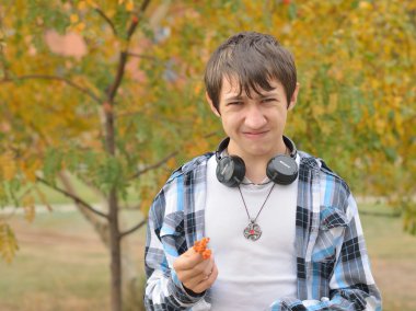 Teen acı üvez meyveleri çalışır