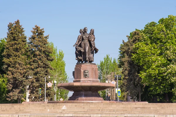 Volgograd. Rusland - mei, 4. 2016 - fontein "Kunst" op de centrale waterkant Volgograd — Stockfoto