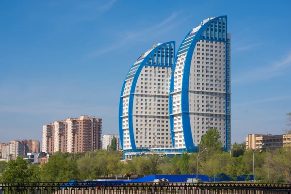 Жилой комплекс высотных зданий "Волжские паруса" в Волгограде — стоковое фото