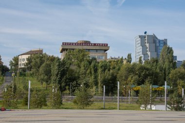 Volgograd 'da. Rusya-1 Ekim 2020. Volgograd 'ın Voroshilovsky bölgesindeki ofis binası ve Merkür alışveriş merkezi manzarası