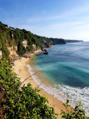 Okyanus kıyısı, temiz, güzel, ıssız, ışık dalgalı yaz plajı..