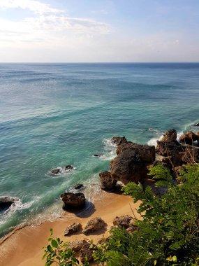 Okyanus kıyısı, temiz, güzel, ıssız, ışık dalgalı yaz plajı..
