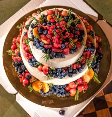 Taze böğürtlenlerle süslenmiş çok katmanlı güzel düğün pastası.