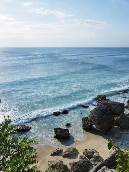 Okyanus kıyısı, temiz, güzel, ıssız, ışık dalgalı yaz plajı..