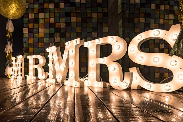 Yeni evlilerin fotoğraflarını çekmek için dekore edilmiş düğün alanı.