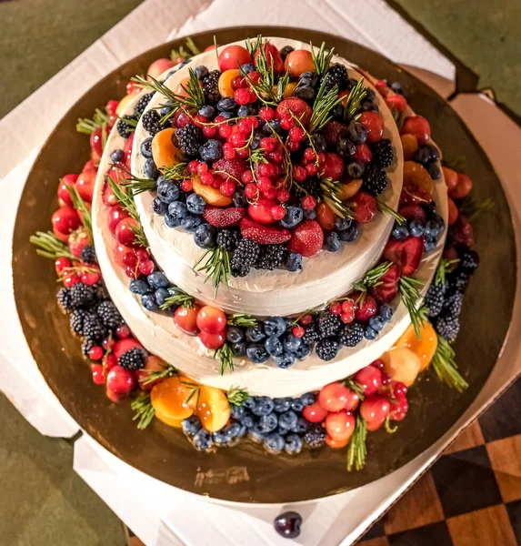 Taze böğürtlenlerle süslenmiş çok katmanlı güzel düğün pastası.