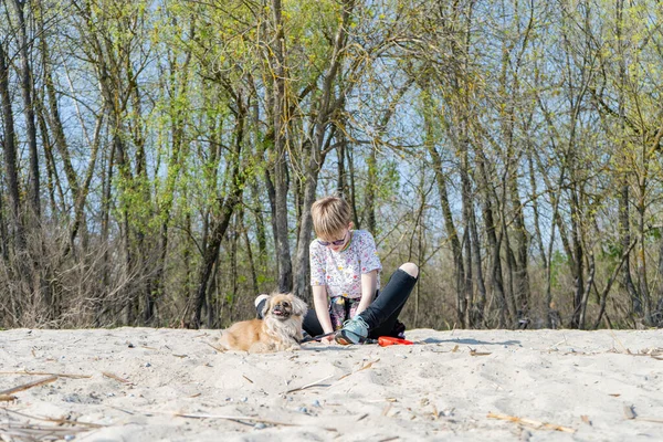 Nastoletnia Dziewczyna Siedzi Plaży Bawi Się Piasku Obok Siedzi Szczęśliwy — Zdjęcie stockowe