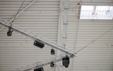 Metal yapıları ve küçük bir penceresi olan bir alışveriş merkezinde tavan..