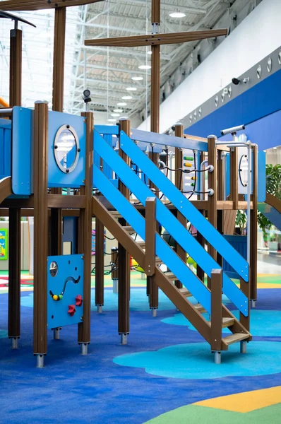 Oyun parkı mavi tonda bir gemi şeklinde, alışveriş merkezinin içinde..