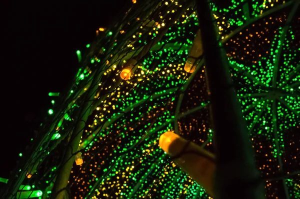 Yeni yıl. Tatil günü. Kubbeli metal yapı birçok yeşil ve sarı fener barındırır..