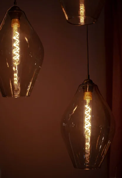 Koyu Kahverengi Bir Bordo Odada Iki Tane Çatı Katı Lambası — Stok fotoğraf