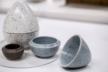 Üç küçük taş yumurta şekilli kutu..