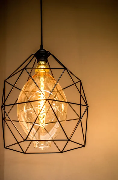 Eine Große Lampe Loft Stil Geometrisch Aus Schwarzen Dünnen Stäben — Stockfoto