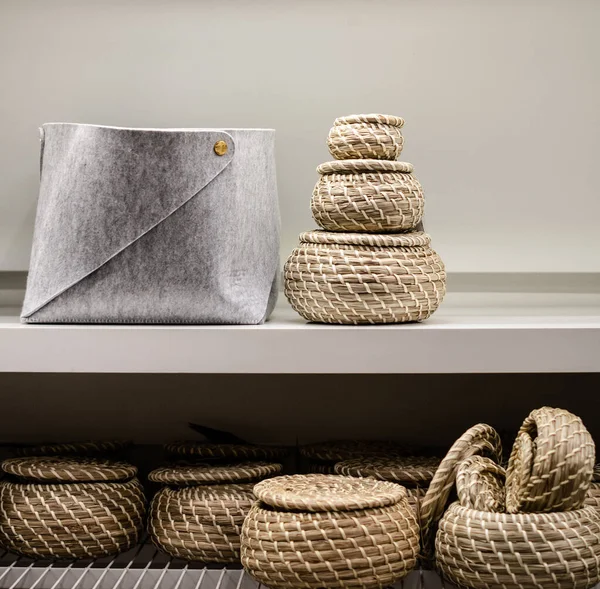 Herhangi bir ögeyi saklamak için yuvarlak hasır kaplar.