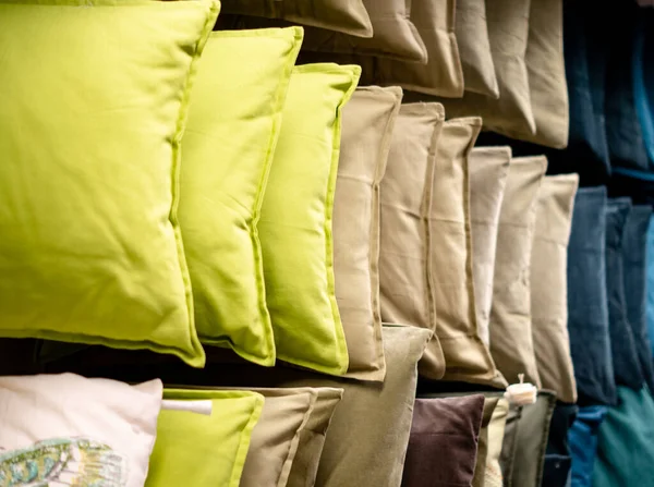 Katı yastıklar üç renkte: açık yeşil, bej ve mavi, perspektif sırasına eklenmiş.