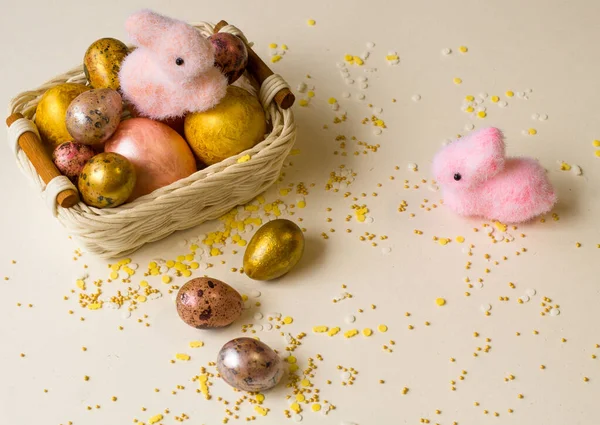 Paskalya tatili. Güzel, incilerin anası küçük bir sepetin içinde. Yumurtaların yanında iki küçük tavşan..