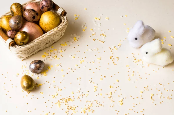 Paskalya tatili. Güzel, incilerin anası küçük bir sepetin içinde. Yumurtaların yanında iki küçük tavşan..