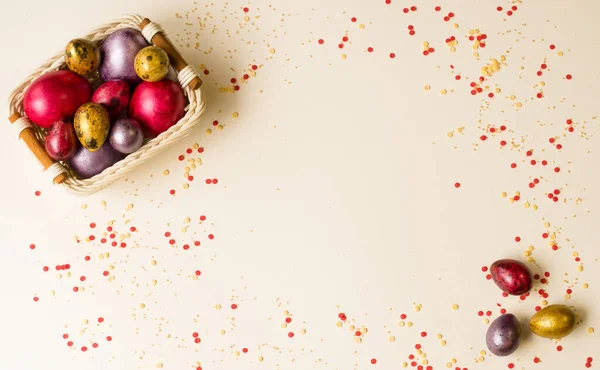 Paskalya tatili. Güzel, incilerin anası küçük bir sepetin içinde üniformalı bir arka planda yatıyor..