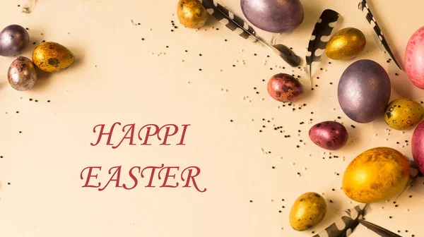 Paskalya tatili. Güzel, çok renkli, incilerin anası bej bir arka planda yatıyor. Her yerde tüy var..