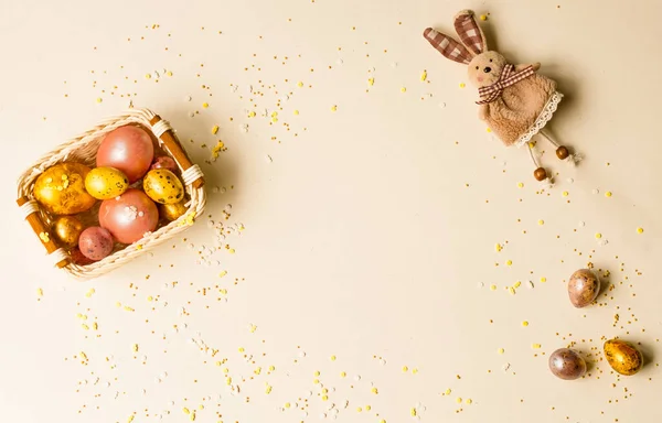 Paskalya tatili. Güzel, incilerin anası küçük bir sepetin içinde. Örgü örmüş, paçavra tavşan sepetin yanında..