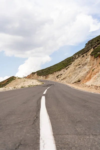 Asphalt Road White Dividing Strip Rocky Mountains Big White Cloud — Stock Photo, Image