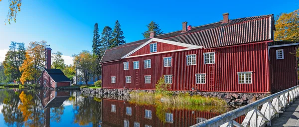 Röd ockra trähus — Stockfoto