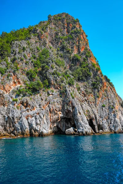 Морская пещера на побережье Алании, Турция — стоковое фото