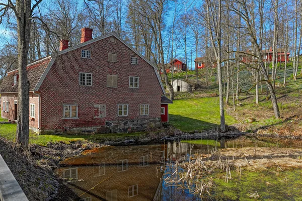 Oude rode bakstenen gebouw met een rood pannendak — Stockfoto