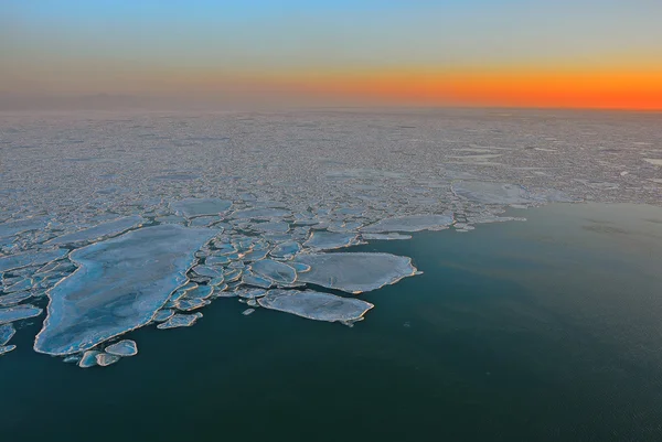 Ice floes bij zonsondergang — Stockfoto