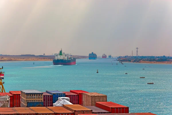 Industriella containerfartyg passerar genom Suezkanalen med fartygets — Stockfoto
