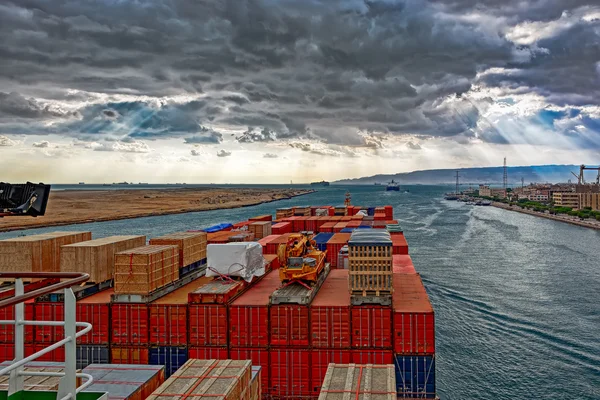 Industriële containerschip Suezkanaal passeren met van het schip — Stockfoto