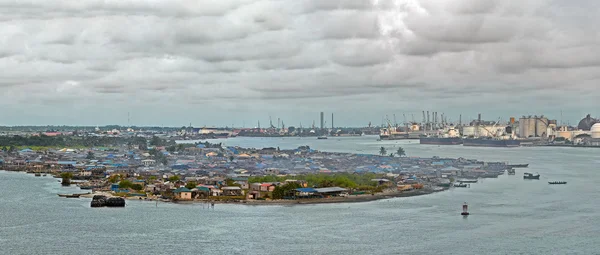 Ville africaine au bord de la rivière — Photo