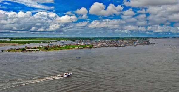 Ville africaine au bord de la rivière — Photo