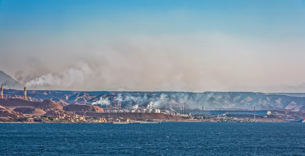 Raffinerie de pétrole sur la côte rocheuse de la mer Rouge — Photo