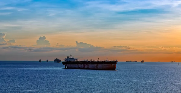 Oil supertanker in Singapore Strait — Stock Photo, Image