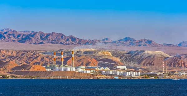 Oil refinery on Red Sea rocky coast — Stock Photo, Image