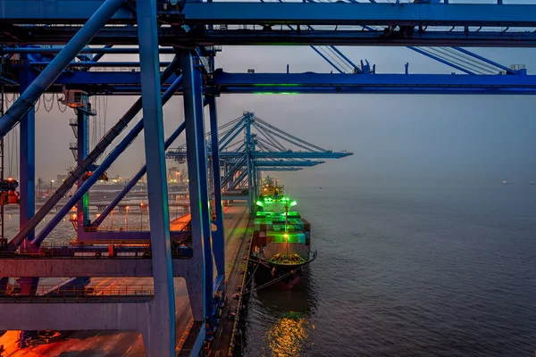 Nacht uitzicht op containerterminal — Stockfoto