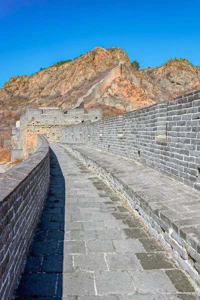 Peças restauradas e danificadas da Grande Muralha da China — Fotografia de Stock