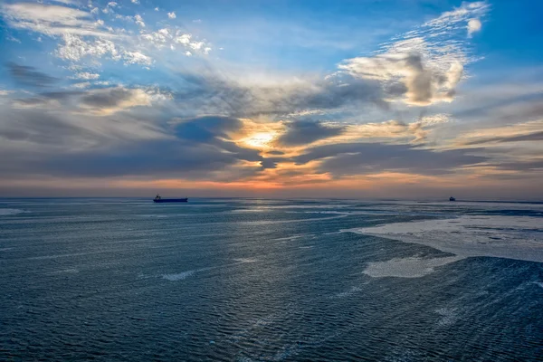 Nákladní loď plující na východ slunce — Stock fotografie