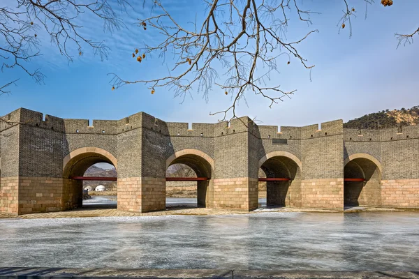 Девятидуговый мост через Великую китайскую стену зимой — стоковое фото