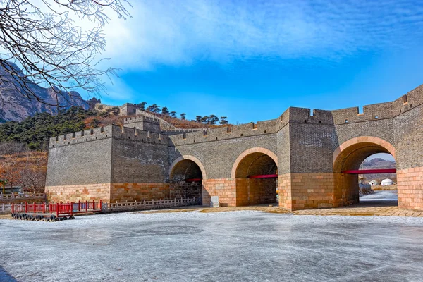 Девятидуговый мост через Великую китайскую стену зимой — стоковое фото