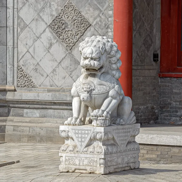 León de piedra chino en la puerta del templo chino — Foto de Stock