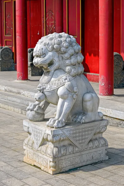 León de piedra chino en la puerta del templo chino — Foto de Stock